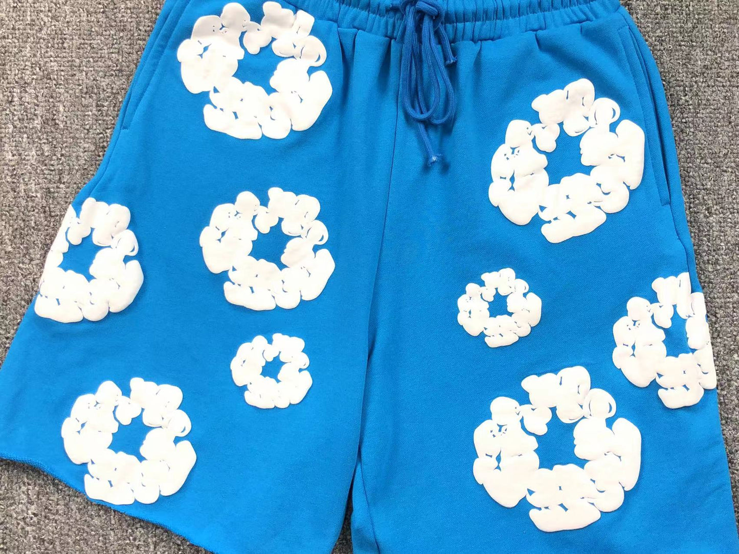 Completo corto con strappi in denim