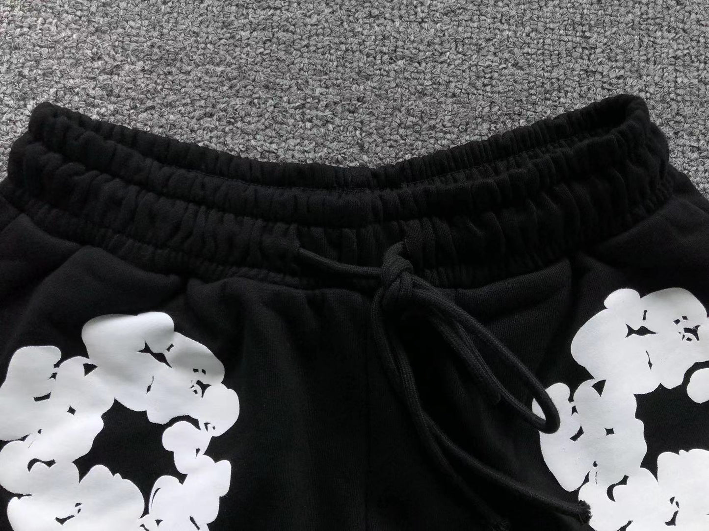 Pantaloncini con strappi in denim