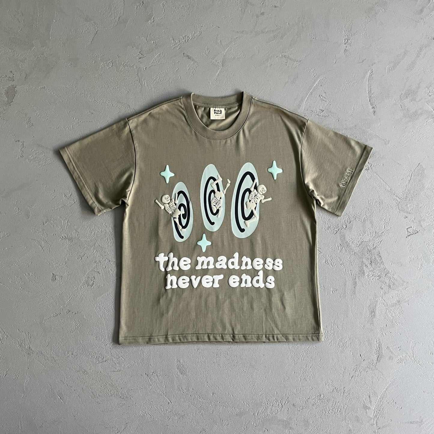 Maglietta spaziale con tre teschi del pianeta rotto 