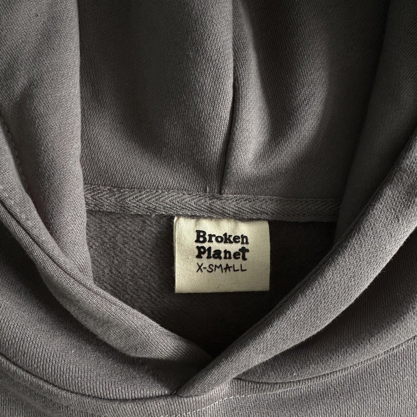 Broken Planet Kapuzenpullover „Finde dein Gleichgewicht“ 