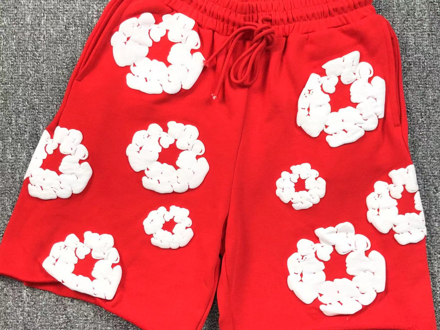 Completo corto con strappi in denim