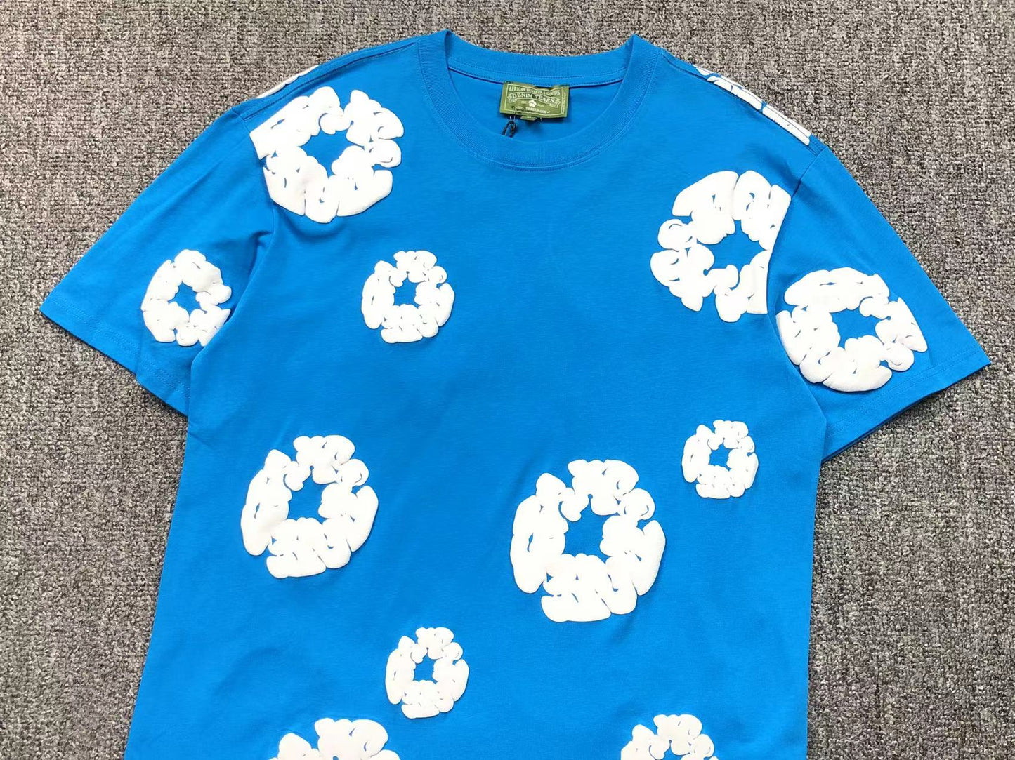 Completo corto con strappi in denim