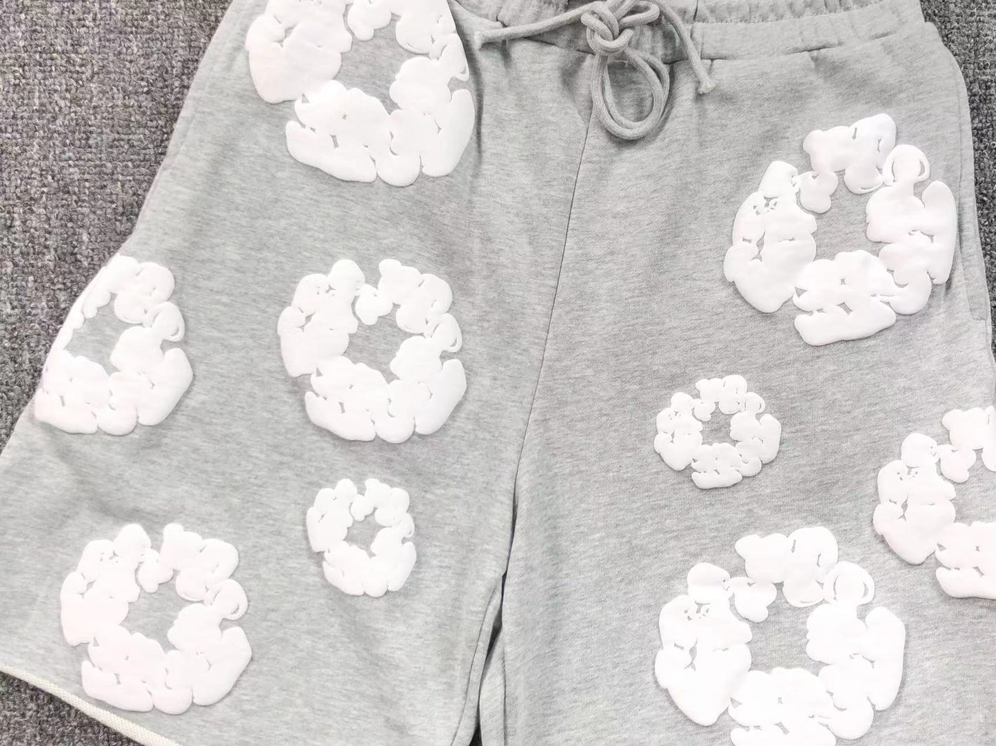 Completo corto con strappi in denim