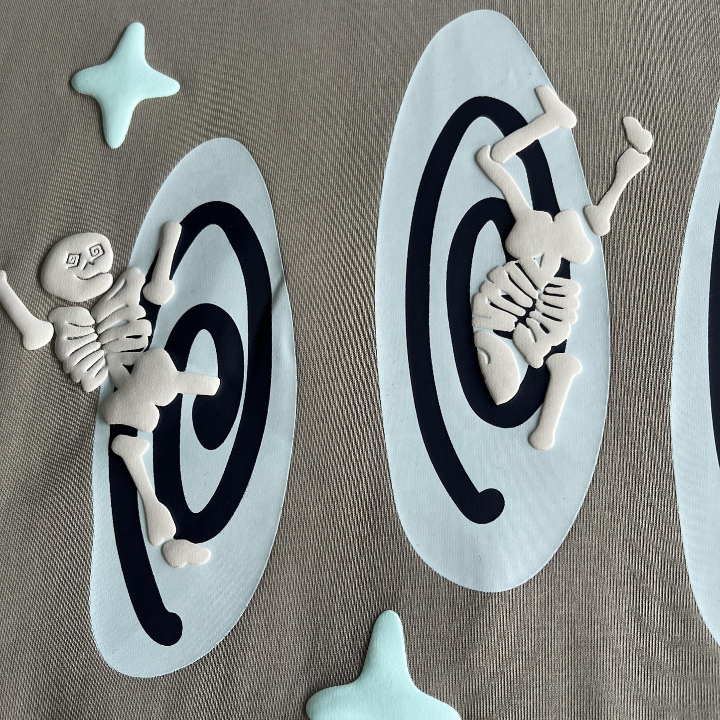 Maglietta spaziale con tre teschi del pianeta rotto 