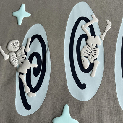 Maglietta spaziale con tre teschi del pianeta rotto 