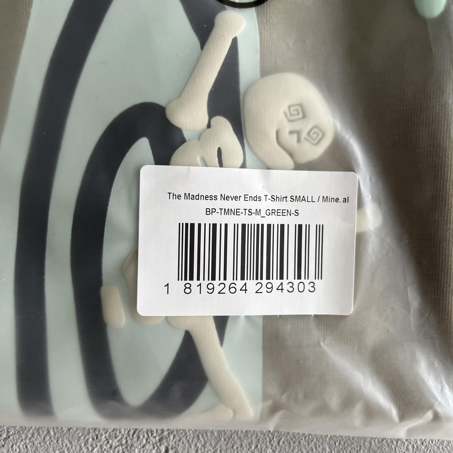 Maglietta spaziale con tre teschi del pianeta rotto 