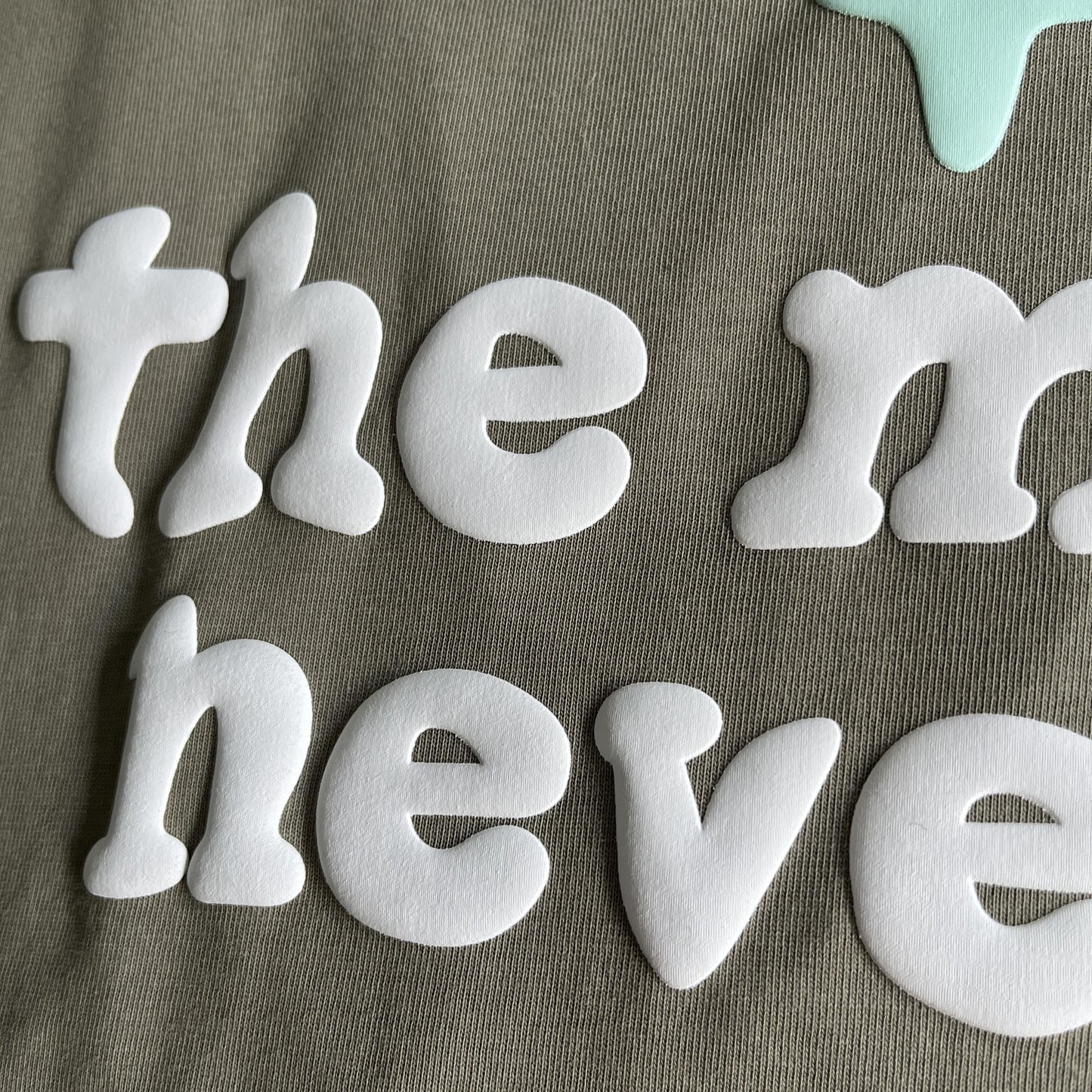 Maglietta spaziale con tre teschi del pianeta rotto 