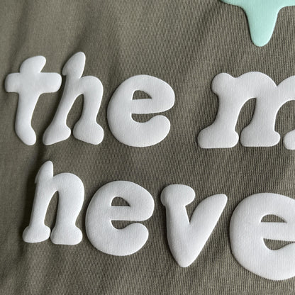 Maglietta spaziale con tre teschi del pianeta rotto 