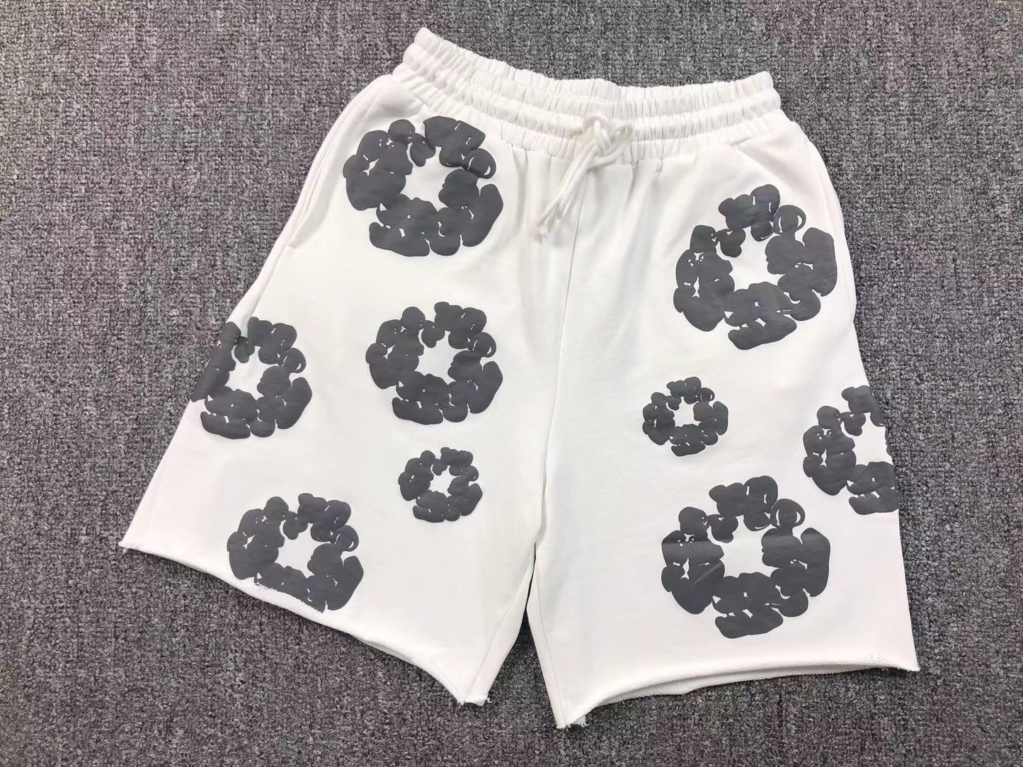 Completo corto con strappi in denim