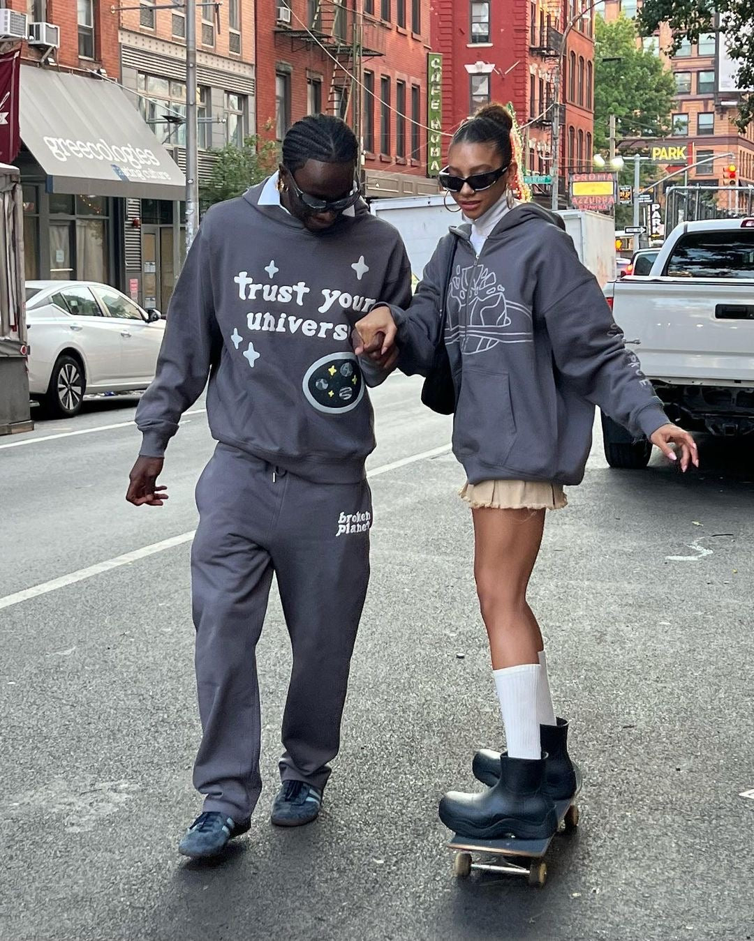 Broken Planet Universe Schwarzes Loch Hoodie 