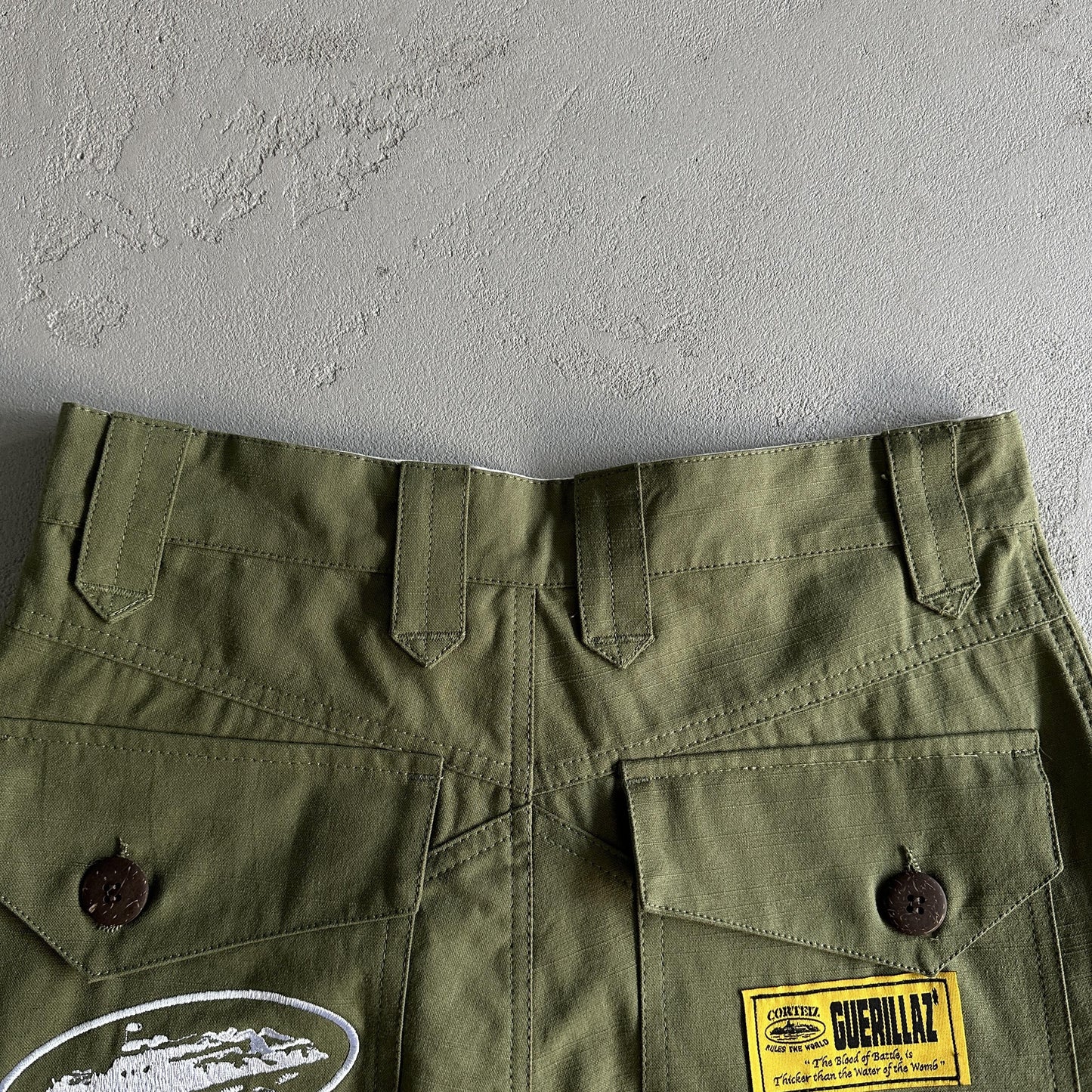 Corteiz Shorts mit schräger Tasche