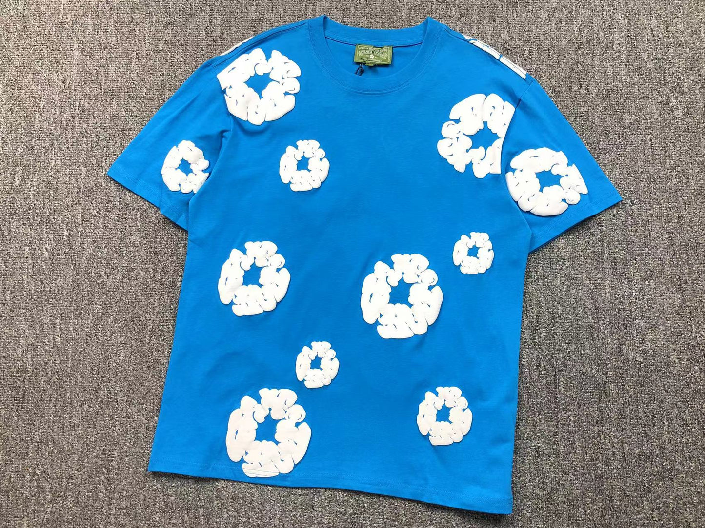 Completo corto con strappi in denim