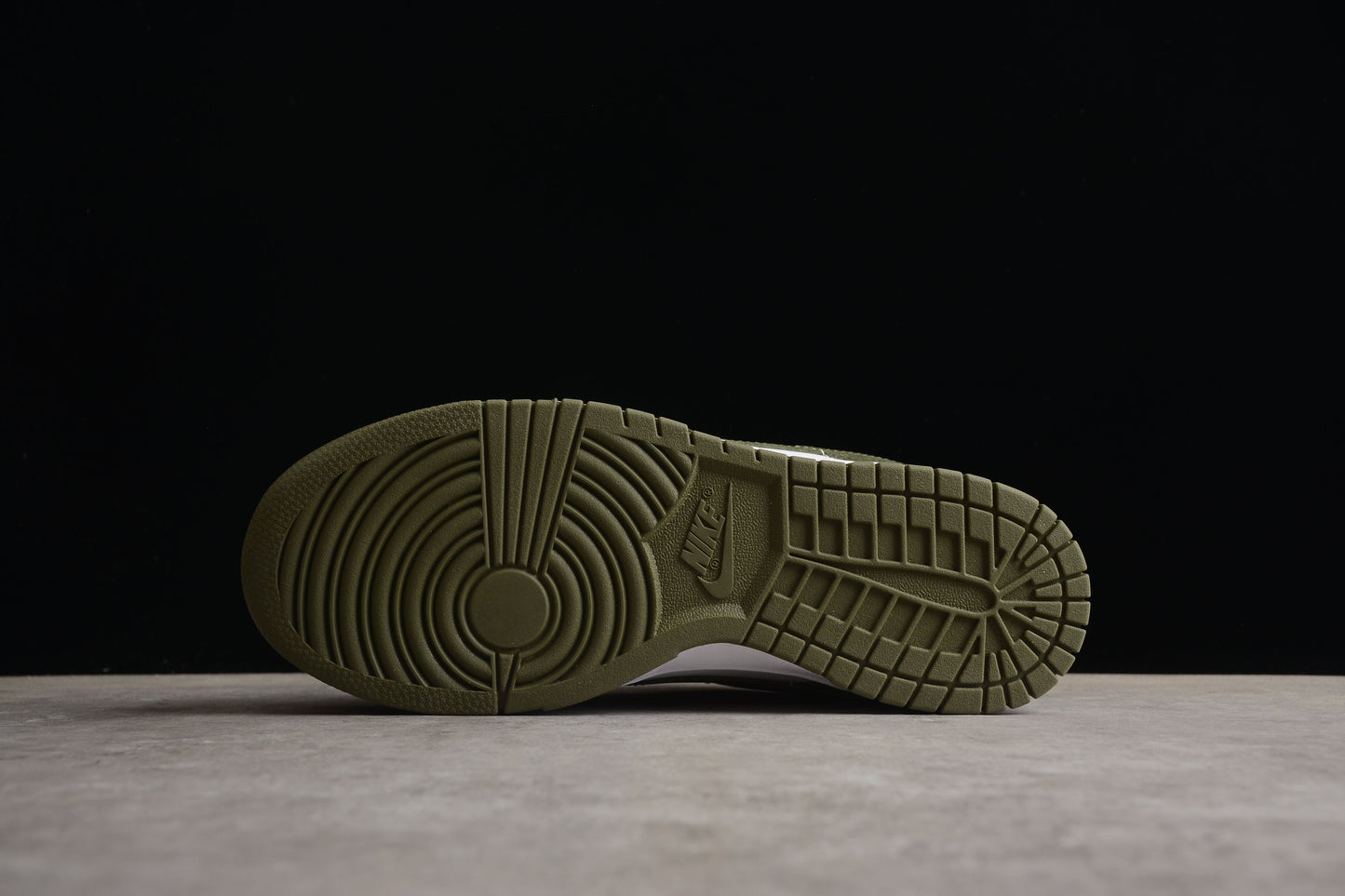 Nike Dunk Low Mitteloliv 