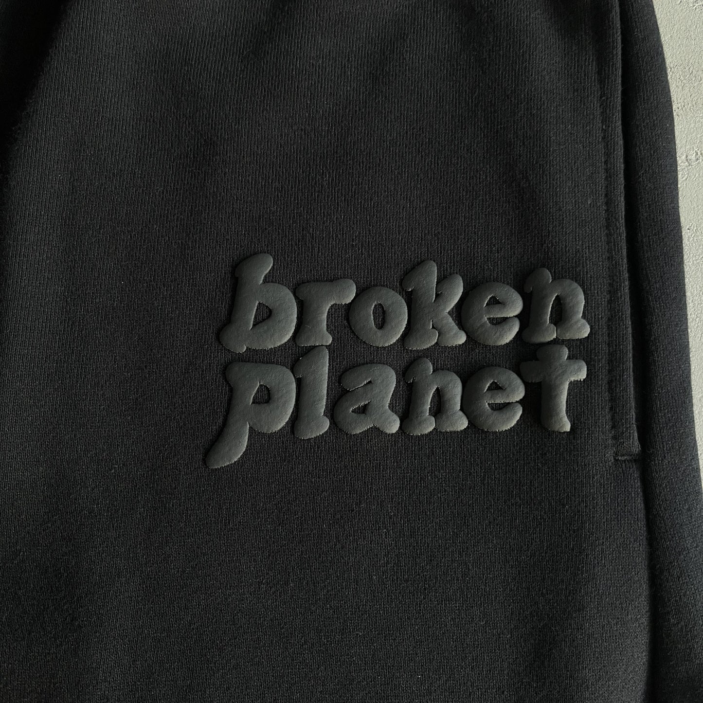 Broken Planet – Jogginghose mit geradem Bein in Schwarz 