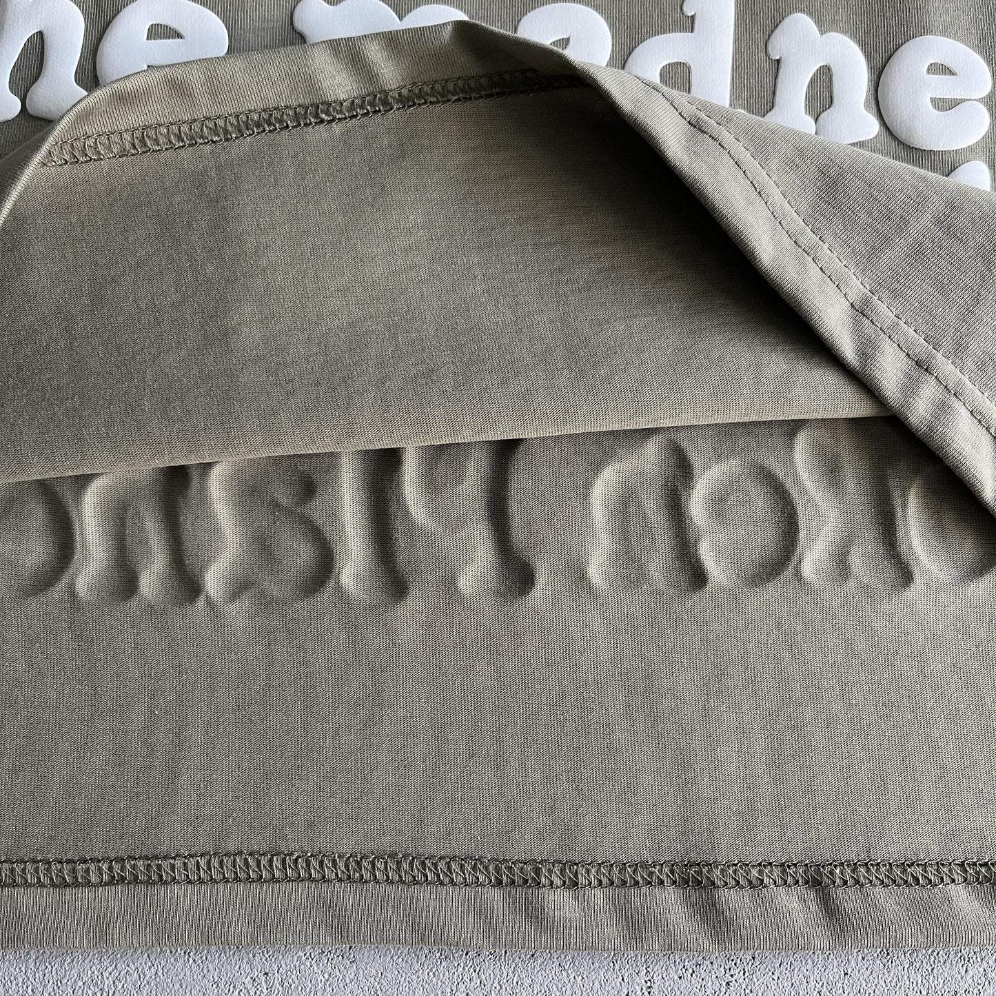 Maglietta spaziale con tre teschi del pianeta rotto 