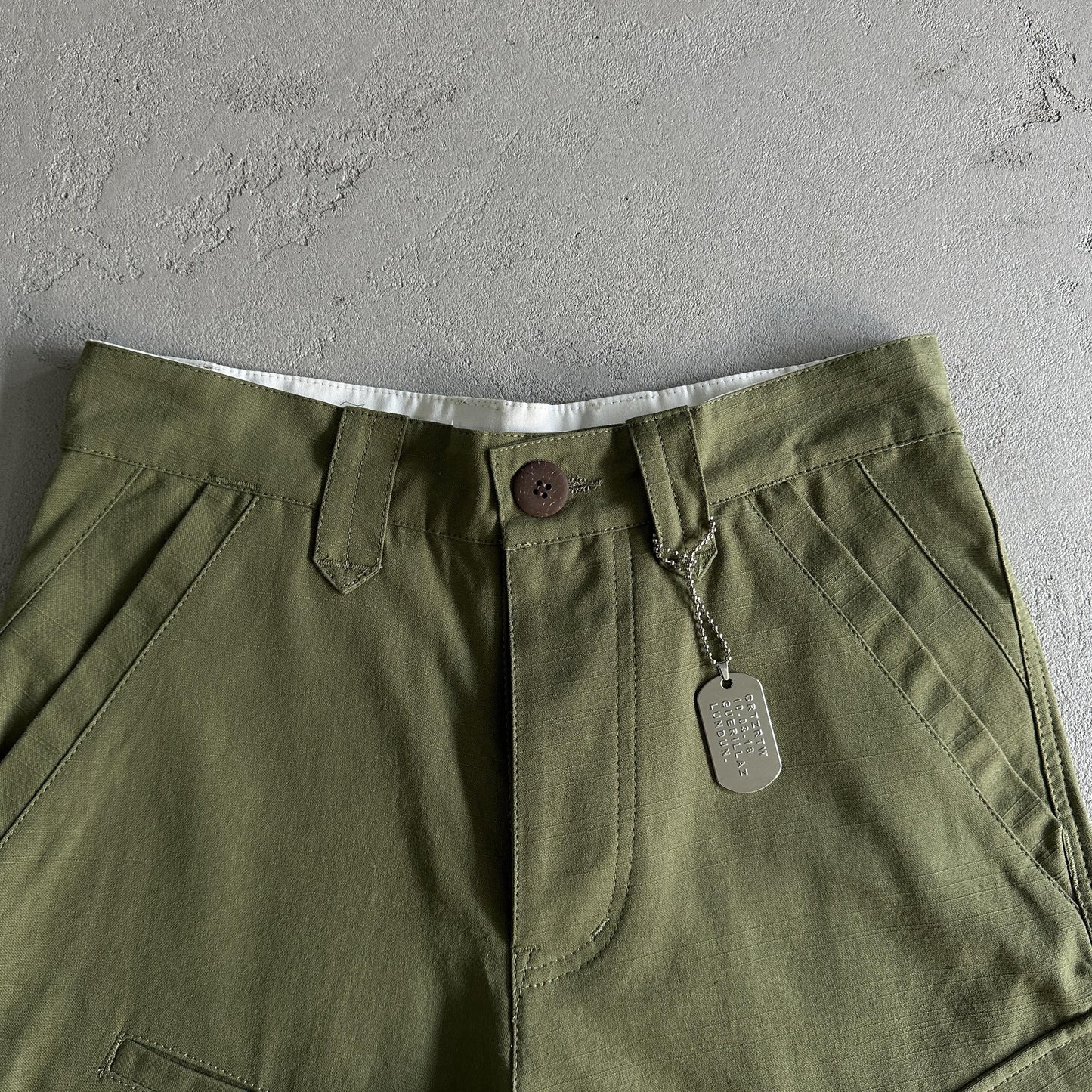 Corteiz Shorts mit schräger Tasche