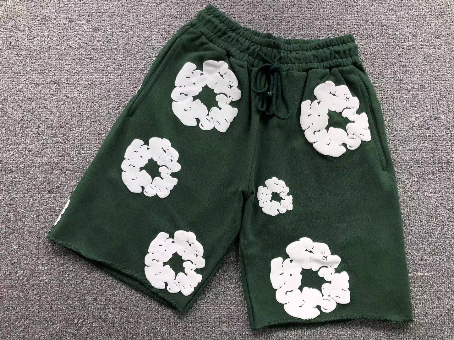 Pantaloncini con strappi in denim