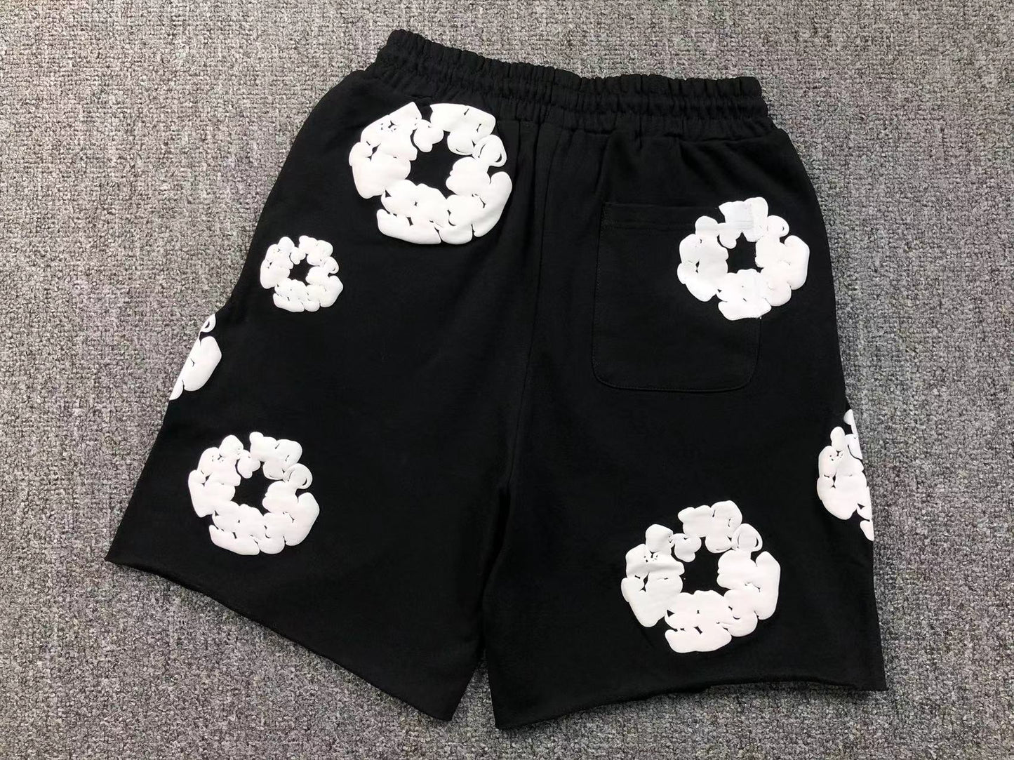 Completo corto con strappi in denim