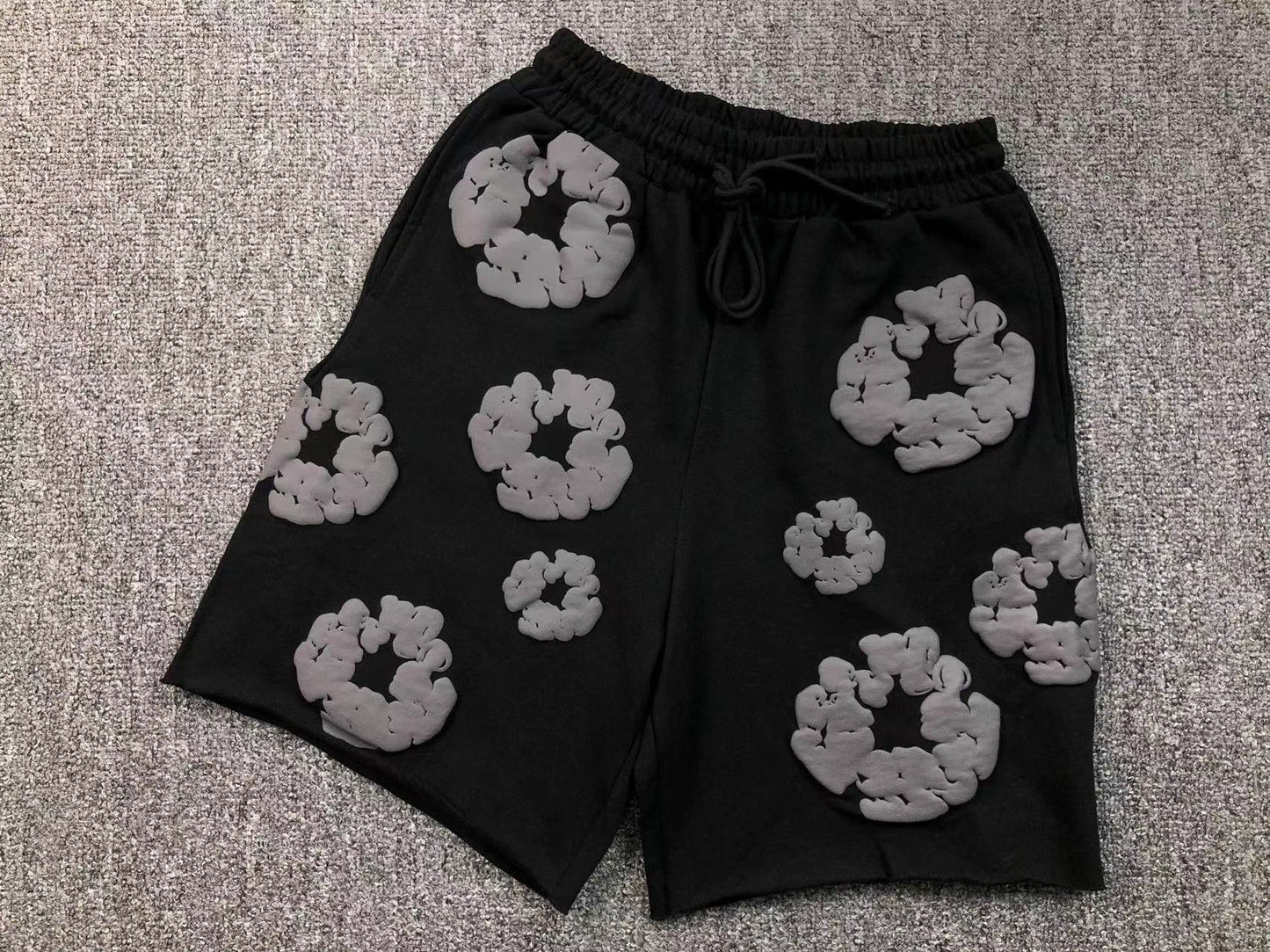 Completo corto con strappi in denim